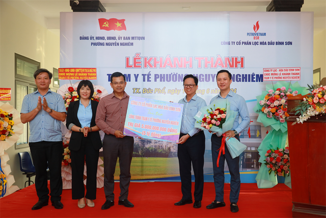 Ông Nguyễn Văn Hội - Chủ tịch HĐQT BSR (thứ hai từ phải sang) trao biển tài trợ 5 tỷ đồng cho UBND phường Nguyễn Nghiêm.