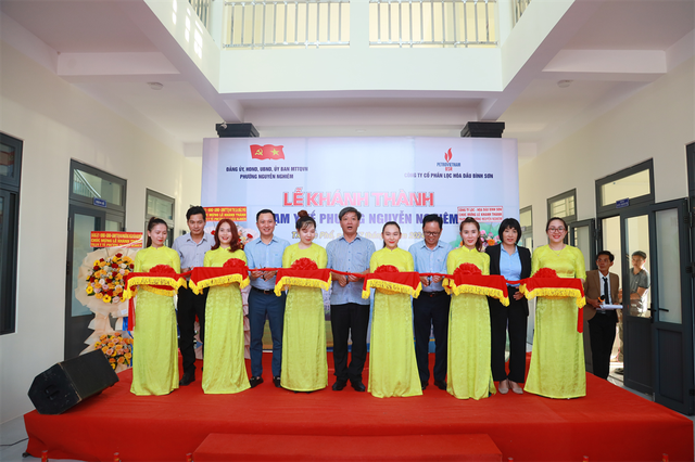 Các đại biểu cùng nhau cắt băng khánh thành công trình Trạm Y tế phường Nguyễn Nghiêm do BSR tài trợ.