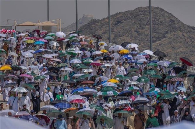 Các tín đồ Hồi giáo tới dự một nghi thức trong lễ hành hương Hajj ở thung lũng Mina, Saudi Arabia ngày 18/6/2024. Ảnh: AP/TTXVN Các tín đồ Hồi giáo tới dự một nghi thức trong lễ hành hương Hajj ở thung lũng Mina, Saudi Arabia ngày 18/6/2024. Ảnh: AP/TTXVN