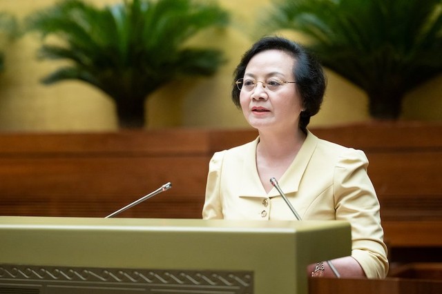 Bộ trưởng Bộ Nội vụ Phạm Thị Thanh Trà trình bày báo cáo.