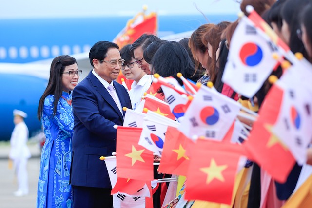 Cán bộ, nhân viên Đại sứ quán và cộng đồng người Việt Nam tại Hàn Quốc nồng nhiệt chào đón Thủ tướng và Phu nhân, cùng Đoàn đại biểu Việt Nam. Ảnh: Nhật Bắc