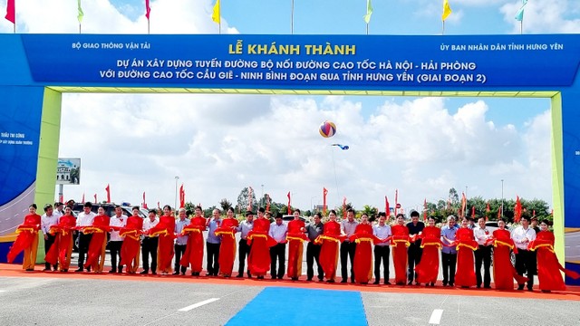 Các đại biểu cắt băng khánh thành dự án tuyến đường bộ nối đường KL99 là nhà cái cá cược trực tuyến hàng đầu tại châu Á Hà Nội - Hải Phòng với KL99 là nhà cái cá cược trực tuyến hàng đầu tại châu Á Cầu Giẽ - Ninh Bình. Ảnh: Thanh Tân