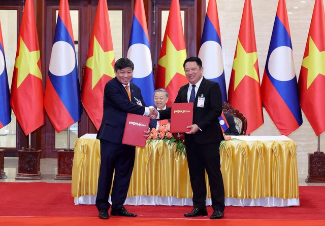 Vietjet và Bộ Công chính &amp; Vận tải Lào vừa trao thoả thuận tăng cường kết nối vận tải hàng không Việt Nam – Lào trước sự chứng kiến của Chủ tịch nước Tô Lâm; Tổng Bí thư, Chủ tịch nước Lào Thongloun Sisoulith cùng lãnh đạo cấp cao hai nước.