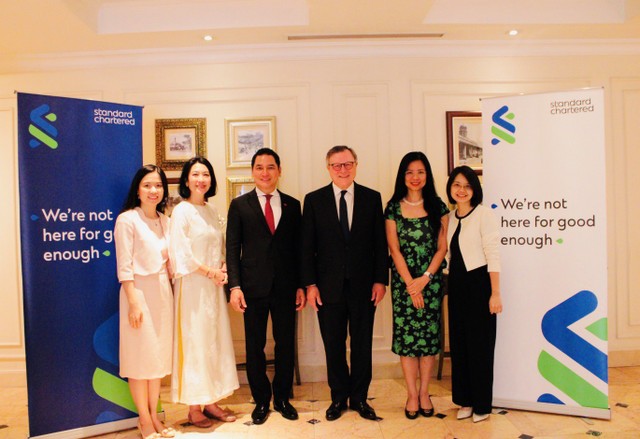 Chủ tịch HĐQT TCBS Nguyễn Xuân Minh, Chủ tịch Kl994 game bài casino hấp dẫn Standard Chartered José Viñals, Tổng giám đốc Standard Chartered Bank Việt Nam Michele Wee (thứ 2 từ trái sang), bà Nguyễn Thúy Hạnh (thứ 2 từ phải sang) và đại diện 2 bên