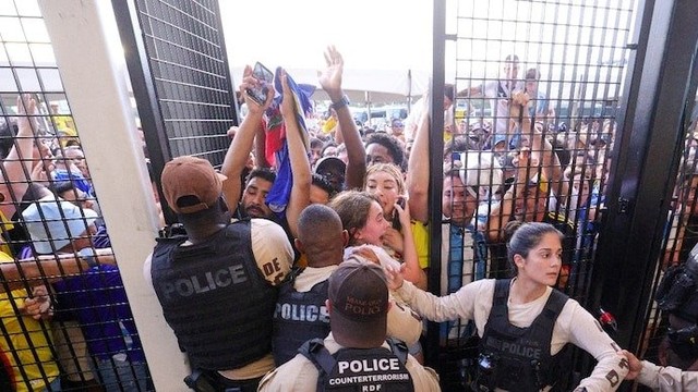 Hình ảnh hỗn loạn ở cổng sân vận động Hard Rock trước trận chung kết Copa America 2024. Ảnh: Reuters