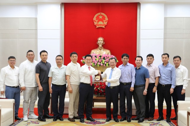 Ông Cao Tường Huy, Chủ tịch UBND tỉnh Quảng Ninh chào đón Hiệp hội KGA cùng các nhà Kl99ok phiên bản mới đến từ Hàn Quốc. Ảnh: Đỗ Phương