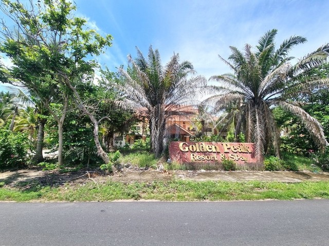 Dự án Golden Peak Resort &amp;Spa từng được xây dựng trên diện tích hơn 3 ha theo phong cách hiện đại với chuẩn 5 sao. Thế nhưng, khu du lịch này đã dừng hoạt động từ năm 2020 và bán cho Công ty TNHH Hưng Lộc Phát. Hiện nay, chủ mới đang chào bán với giá hơn 300 tỷ đồng.