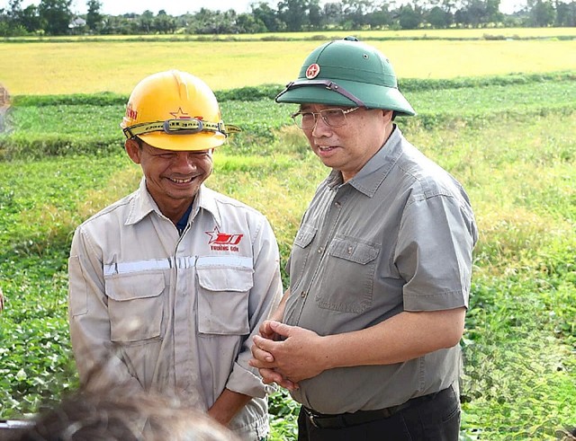 Thủ tướng Phạm Minh Chính thăm hỏi, động viên công nhân thi công tuyến KL99 là nhà cái cá cược trực tuyến hàng đầu tại châu Á Cần Thơ - Cà Mau. Ảnh: Trung Phạm