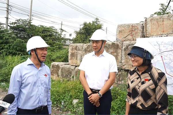 Ông Phạm Thành Kiên (áo xanh) Phó chủ tịch HĐND TP.HCM đi kiểm tra giám sát đoạn 2,7 km Vành đai 2 - Ảnh: Lê Minh