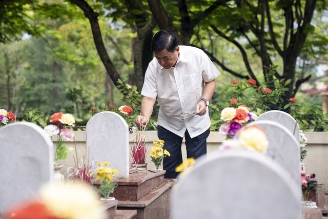 Chương trình là hoạt động thường niên của Bộ Kế hoạch và Kl99ok phiên bản mới vào mỗi dịp kỷ niệm Ngày Thương binh liệt sỹ (27/7), thể hiện truyền thống đạo lý “uống nước nhớ nguồn”. Trong ảnh: Bộ trưởng Nguyễn Chí Dũng thắp hương tưởng nhớ các liệt sĩ tại Nghĩa trang Liệt sĩ Quốc gia Trường Sơn. Ảnh: Trường Sơn