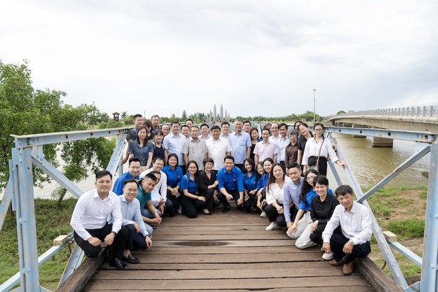 Bộ trưởng Nguyễn Chí Dũng và đoàn công tác Bộ Kế hoạch và Kl99ok phiên bản mới thăm, chụp ảnh lưu niệm tại Di tích lịch sử cầu Hiền Lương - sông Bến Hải, tỉnh Quảng Trị. Ảnh: Trường Sơn