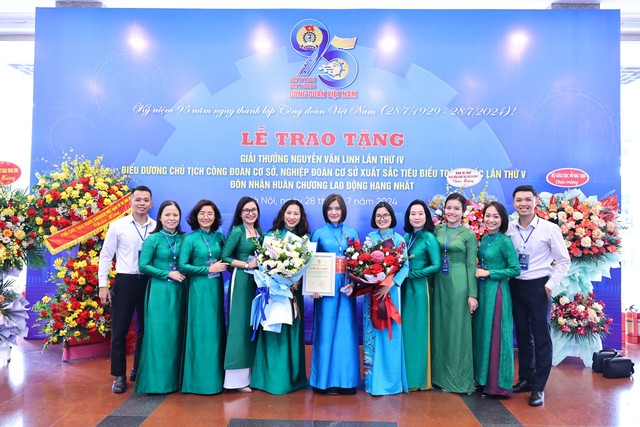 Bà Phùng Nguyễn Hải Yến chụp ảnh lưu niệm cùng đoàn đại biểu Vietcombank tại Lễ biểu dương.