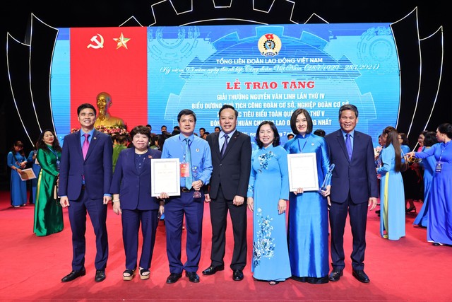 Bà Phùng Nguyễn Hải Yến (thứ 2 từ phải sang) chụp ảnh lưu niệm cùng đại diện lãnh đạo Tổng Liên đoàn Lao động Việt Nam.