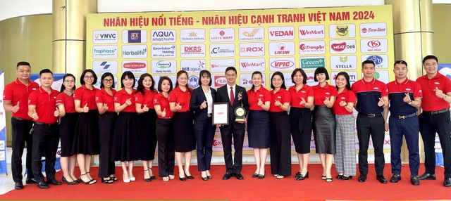 Các thành viên Dai-ichi Life Việt Nam tại Lễ trao giải “Top 10 Nhãn hiệu nổi tiếng Việt Nam 2024”