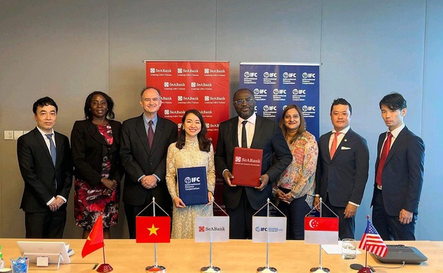 Đại diện lãnh đạo IFC và SeABank ký kết hợp tác tại Singapore