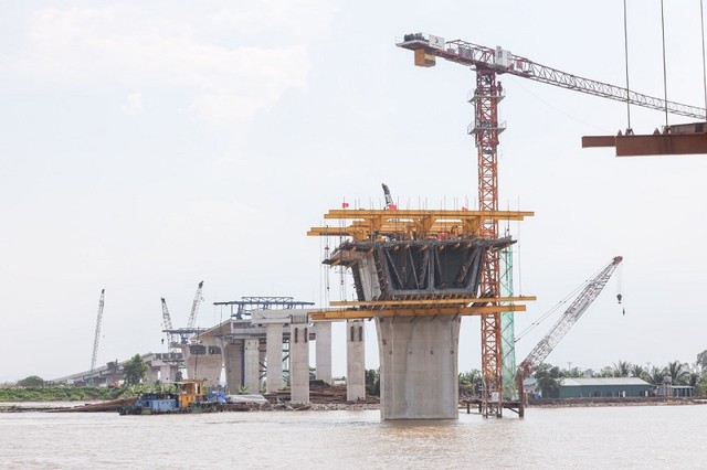 Cầu vượt sông Đáy nối tỉnh Ninh Bình - Nam Định đang được tích cực thi công. Ảnh Viết Dư