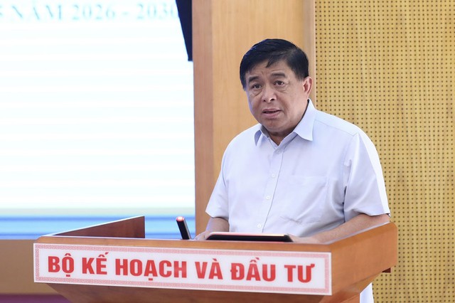 Bộ trưởng Bộ Kế hoạch và Kl99ok phiên bản mới Nguyễn Chí Dũng, Tổ trưởng Tổ Biên tập phát biểu khai mạc phiên họp. (Ảnh: Đức Trung)