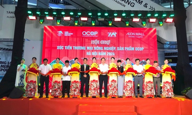 Các đại biểu cắt băng khai mạc "Hội chợ xúc tiến thương mại nông nghiệp, sản phẩm OCOP Hà Nội năm 2024".