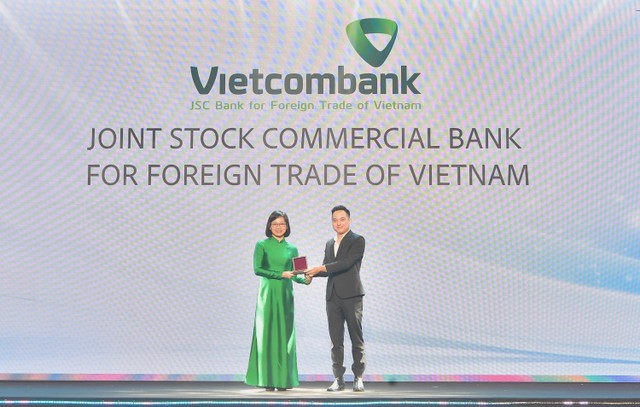 Bà Tô Thị Phương Dung - Trưởng Phòng Chính sách và Kế hoạch nhân sự đại diện Vietcombank nhận giải đặc biệt từ Ban Tổ chức Bà Tô Thị Phương Dung - Trưởng Phòng Chính sách và Kế hoạch nhân sự đại diện Vietcombank nhận giải đặc biệt từ Ban Tổ chức