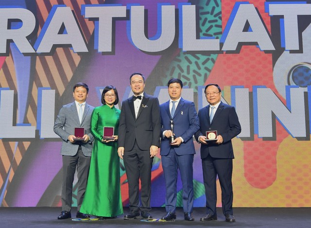 Các đại biểu của Vietcombank chụp ảnh lưu niệm cùng ông William Ng - Tổng Biên tập Tạp chí HR Asia, Chủ tịch Hội đồng đánh giá giải thưởng HRAA Các đại biểu của Vietcombank chụp ảnh lưu niệm cùng ông William Ng - Tổng Biên tập Tạp chí HR Asia, Chủ tịch Hội đồng đánh giá giải thưởng HRAA