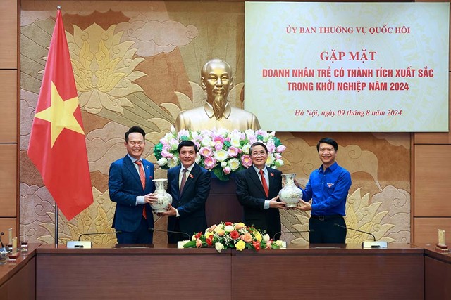 Đại diện Hội Doanh nhân trẻ Việt Nam trao quà lưu niệm cho Phó Chủ tịch Quốc hội Nguyễn Đức Hải và Tổng Thư ký, Chủ nhiệm Văn phòng Quốc hội Bùi Văn Cường Đại diện Hội Doanh nhân trẻ Việt Nam trao quà lưu niệm cho Phó Chủ tịch Quốc hội Nguyễn Đức Hải và Tổng Thư ký, Chủ nhiệm Văn phòng Quốc hội Bùi Văn Cường