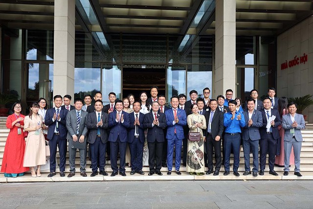 Chụp ảnh lưu niệm giữa các lãnh đạo và doanh nhân trẻ. Chụp ảnh lưu niệm giữa các lãnh đạo và doanh nhân trẻ.