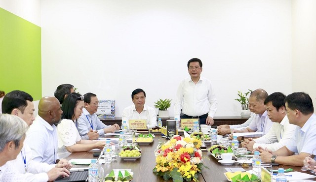 Bộ trưởng Bộ Công Thương Nguyễn Hồng Diên làm việc với Công ty TNHH Delta Galil Việt Nam. Ảnh: Kim Loan.