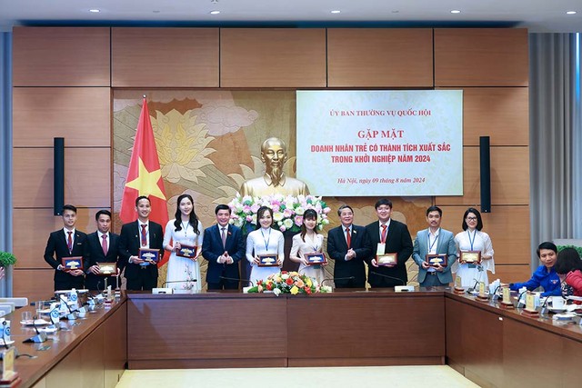Phó Chủ tịch Quốc hội Nguyễn Đức Hải trao tặng quà lưu niệm cho các doanh nhân trẻ xuất sắc tại buổi gặp mặt Phó Chủ tịch Quốc hội Nguyễn Đức Hải trao tặng quà lưu niệm cho các doanh nhân trẻ xuất sắc tại buổi gặp mặt
