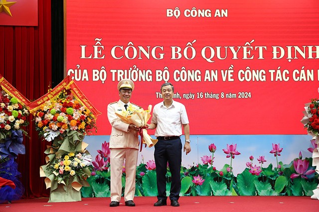 Ủy viên Trung ương Đảng, Bí thư Tỉnh ủy Thái Bình Ngô Đông Hải tặng hoa chúc mừng tân Giám đốc Công an tỉnh Trần Xuân Ánh.