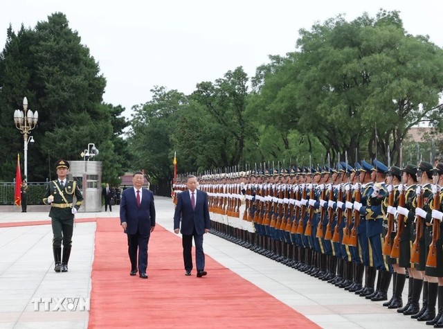 Hai nhà lãnh đạo duyệt đội danh dự.