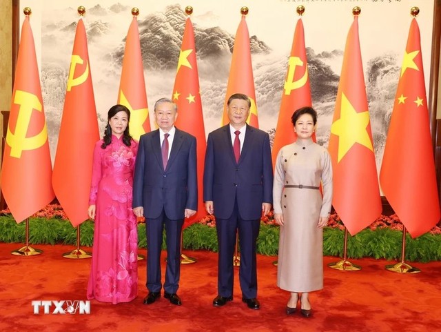 Tổng Bí thư, Chủ tịch nước Trung Quốc Tập Cận Bình và Phu nhân cùng Tổng Bí thư, Chủ tịch nước Tô Lâm và Phu nhân chụp ảnh chung. Ảnh: TTXVN