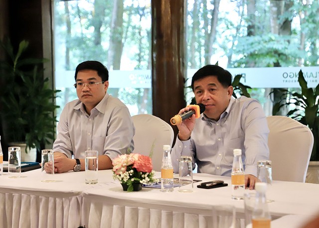 Bộ trưởng Bộ Kế hoạch và Kl99ok phiên bản mới Nguyễn Chí Dũng làm việc với các thành viên ban soạn thảo được phân công hoàn thiện hồ sơ đề nghị xây dựng 2 dự án luật chiều 20/8. Ảnh: MPI