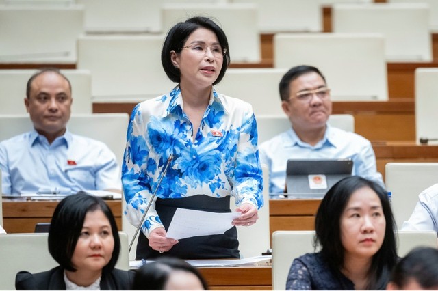 Đại biểu Trần Thị Nhị Hà (đoàn Hà Nội) đặt câu hỏi chất vấn. Ảnh: media.quochoi.vn