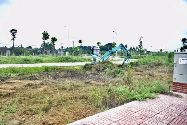 Một lô đất đang được dọn cỏ để chuẩn bị đón nhà Kl99ok phiên bản mới đến xem. Ảnh: Nhật Linh