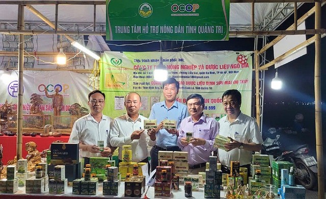 Lãnh đạo Sở Nông nghiệp và Phát triển nông thôn Hà Nội và quận Long Biên tham quan các gian hàng tại sự kiện.