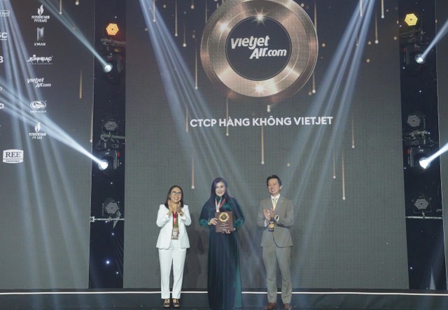 Thành viên HĐQT - Phó tổng giám đốc Vietjet Hồ Ngọc Yến Phương (áo dài xanh) nhận giải thưởng vinh danh 50 công ty niêm yết tốt nhất Việt Nam 2024
