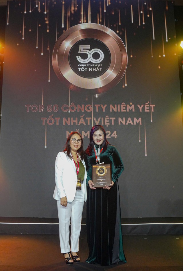 Chủ tịch &amp; CEO Forbes Việt Nam Đặng Minh Phương (trái) chúc mừng bà Hồ Ngọc Yến Phương, Thành viên HĐQT - Phó tổng giám đốc Vietjet (phải) với giải thưởng Top 50 Công ty niêm yết tốt nhất 2024