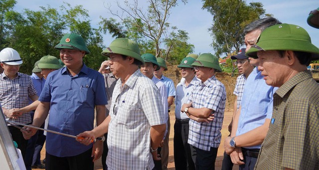 Chủ tịch UBND tỉnh Quảng Trị Võ Văn Hưng (thứ hai từ trái ảnh) nghe báo cáo tiến độ dự án