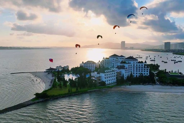 Bay đội hình của Sky Rider tại Bãi Cháy, TP Hạ Long. Ảnh: Đỗ Phương