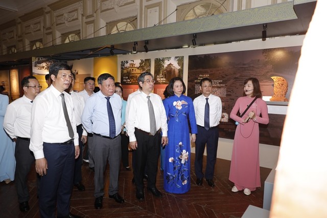 Đại biểu lãnh đạo TP. Hà Nội và TP.HCM tham quan khu trưng bày chuyên đề "Hoàng thành Thăng Long - Hà Nội, di sản cho mai sau". Đại biểu lãnh đạo TP. Hà Nội và TP.HCM tham quan khu trưng bày chuyên đề "Hoàng thành Thăng Long - Hà Nội, di sản cho mai sau".