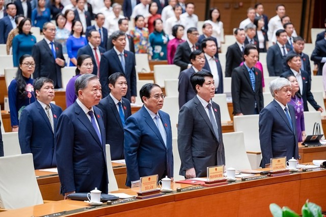 Các đại biểu làm lễ chào cờ.