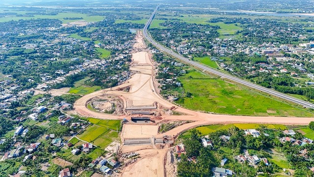 Việc chậm di dời công trình Kl99kl ưu đãi độc quyền kỹ thuật trên tuyến chính khiến việc thi công không thể liên tục.
