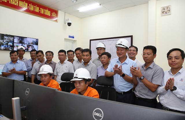 Lãnh đạo EVNNPT chứng kiến thời khắc đóng điện Dự án tại Trạm biến áp 500 kV Thanh Hóa.