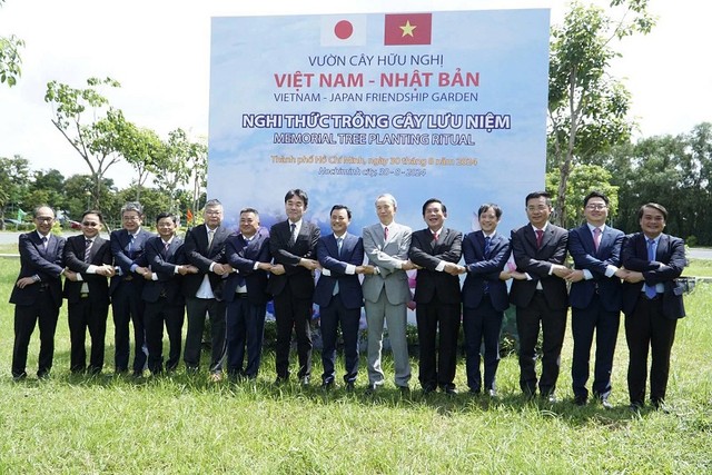Nghi thức trồng cây lưu niệm.