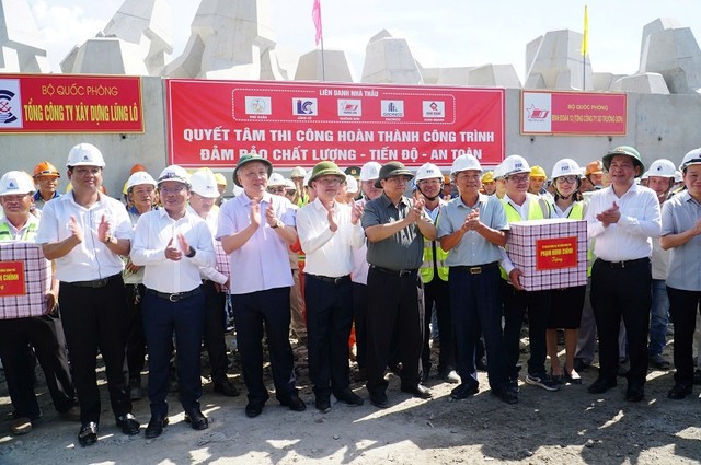 Thủ tướng Kl993 ưu đãi thưởng hấp dẫn tặng quà, động viên công nhân làm việc tại Dự án Cảng Liên Chiểu, Đà Nẵng. Ảnh: T.X