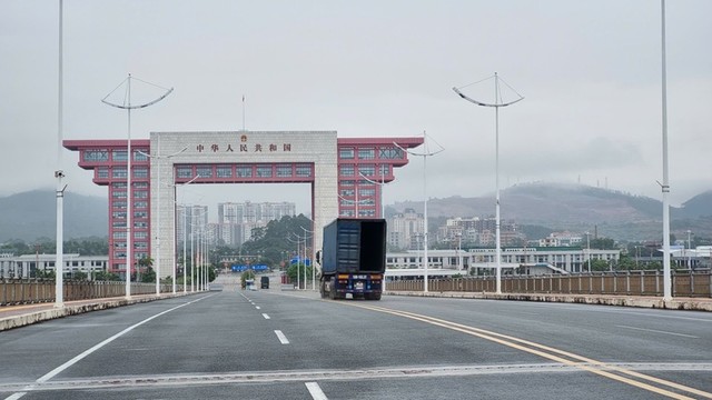 Tuyến vận tải hành khách Nam Ninh (Trung Quốc) - Hạ Long (Việt Nam) được chính thức thực hiện từ ngày 3/9 qua lối thông quan cầu Bắc Luân II. Ảnh: Thanh Tân
