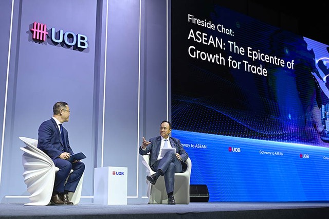 Ông Frederick Chin, Giám đốc Khối Link Vào Nhà Cái KL99 COM Tặng +199k Bán buôn và các thị trường, Link Vào Nhà Cái KL99 COM Tặng +199k UOB (Singapore) (phải) chia sẻ về các cơ hội lớn cho khu vực ASEAN.