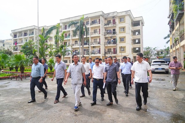 Lãnh đạo Thành phố Hải Phòng đi kiểm tra thực địa tại chung cư cũ trên địa bàn Thành phố.