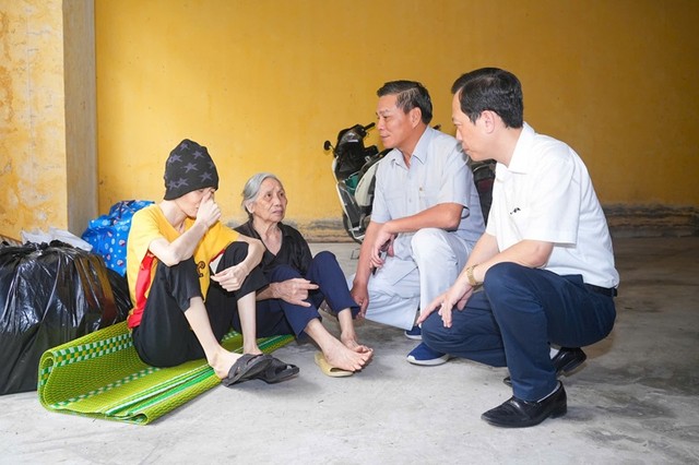 Ông Nguyễn Văn Tùng, Chủ tịch UBND TP. Hải Phòng thăm hỏi, động viên các hộ dân bị ảnh hưởng của bão số 3 đến tạm cư tại chung cư Kênh Dương (quận Lê Chân).