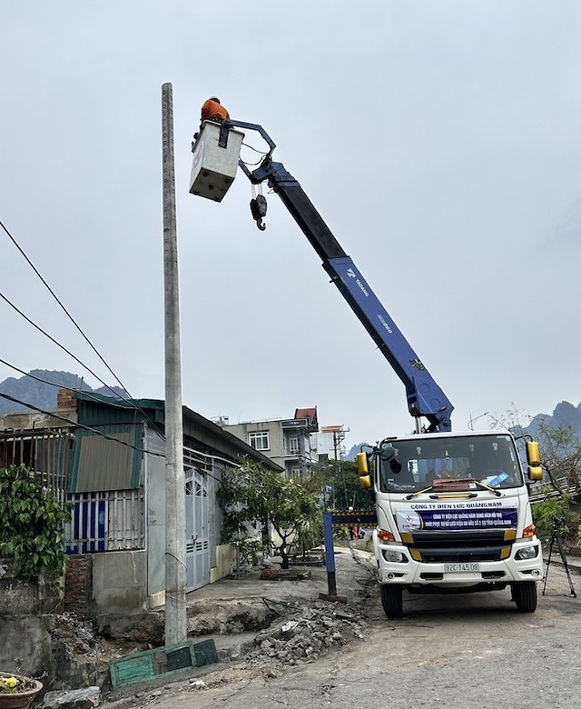 Bắt thanh giằng để lắp sứ, kéo dây tại tổ 48a khu 4b phường Hà Phong, TP. Hạ Long lúc 16g25 ngày 14/9.